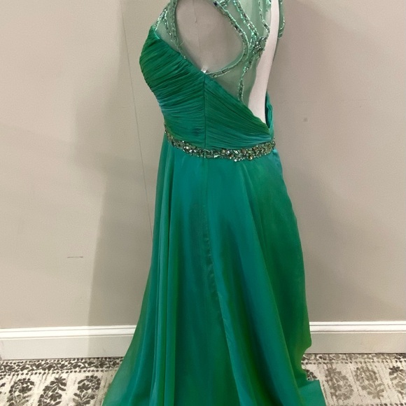 Elegant Green Evening Gown - Picture 7 of 16